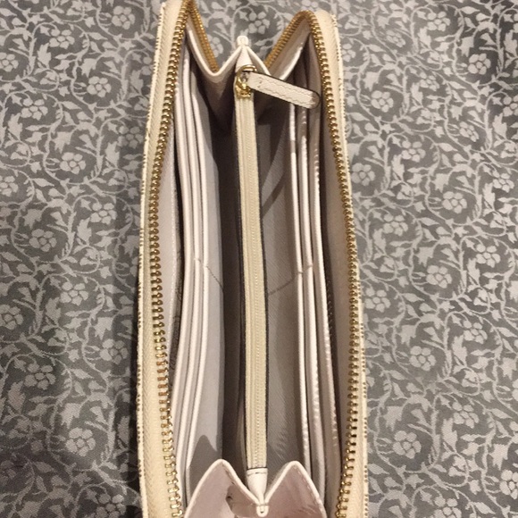 Michael Kors Jetset Vanilla Travel Wallet - Picture 5 of 7